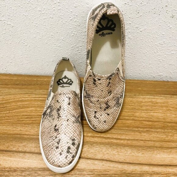 Fergalicious Slip-on Sneakers, Beige Faux Snakeskin, Size 8.5 - Picture 8 of 12